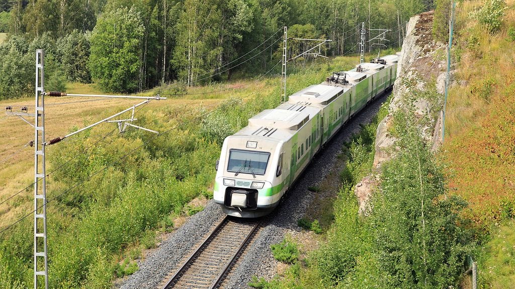 Radalle kaatunut puu katkaisi sähköjohdon Lahden ja Hakosillan välillä. Kuvituskuva.