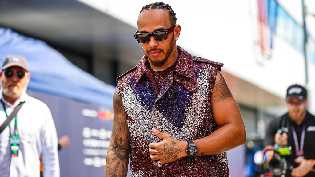 Lewis Hamilton saapui näyttävästi Silverstoneen.