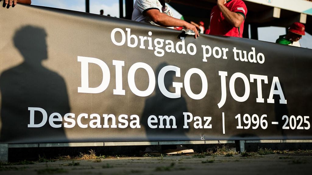 Diogo Jotaa muistettiin meneillään olevissa naisten EM-kisoissa ison kyltin kera.