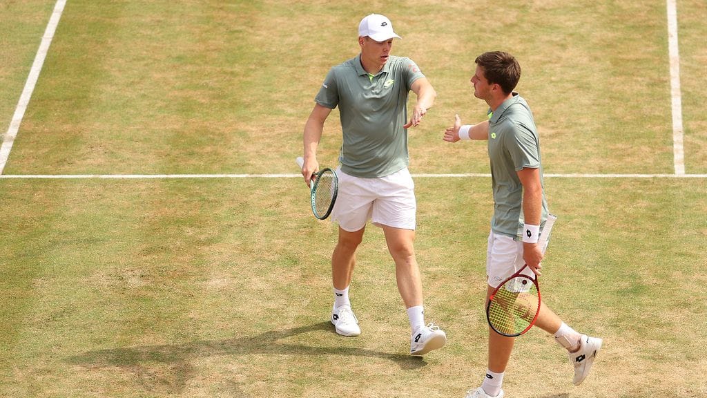 Harri Heliövaara (vasemmalla) ja Henry Patten (oikealla) etenivät jatkoon Wimbledonissa.