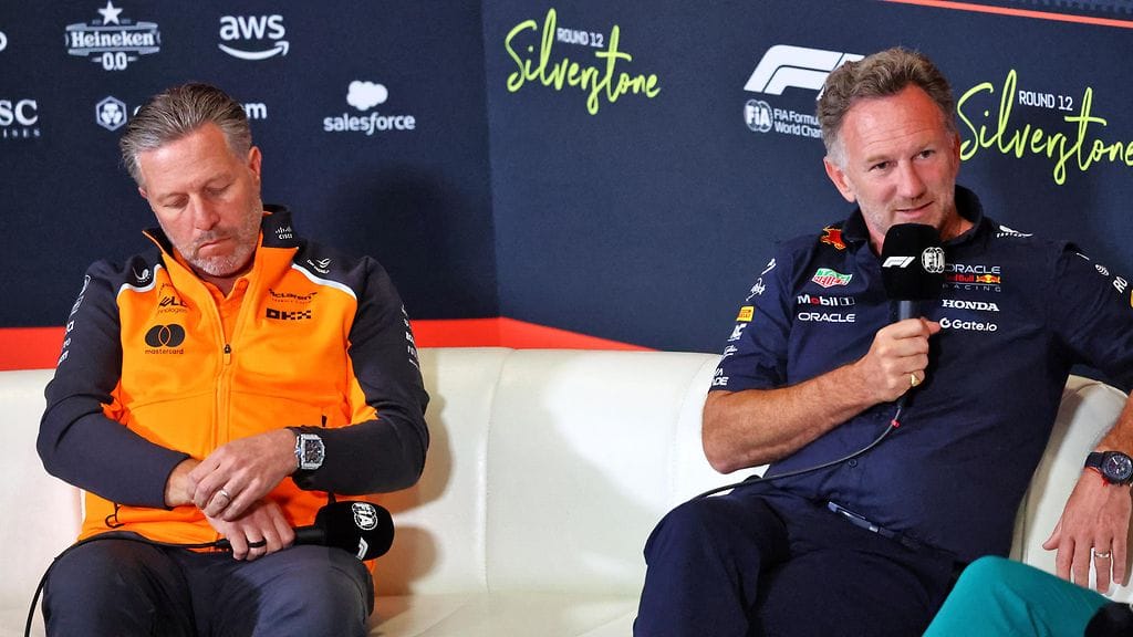 Christian Horner (oik.) kiusoitteli McLarenin Zak Brownia F1-pomojen lehdistötilaisuudessa.