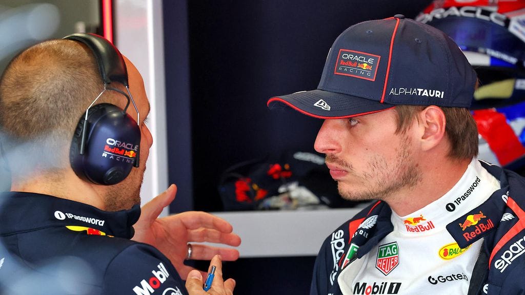 Max Verstappen (kuvassa oikealla) on on ollut villien siirtohuhujen kohteena.