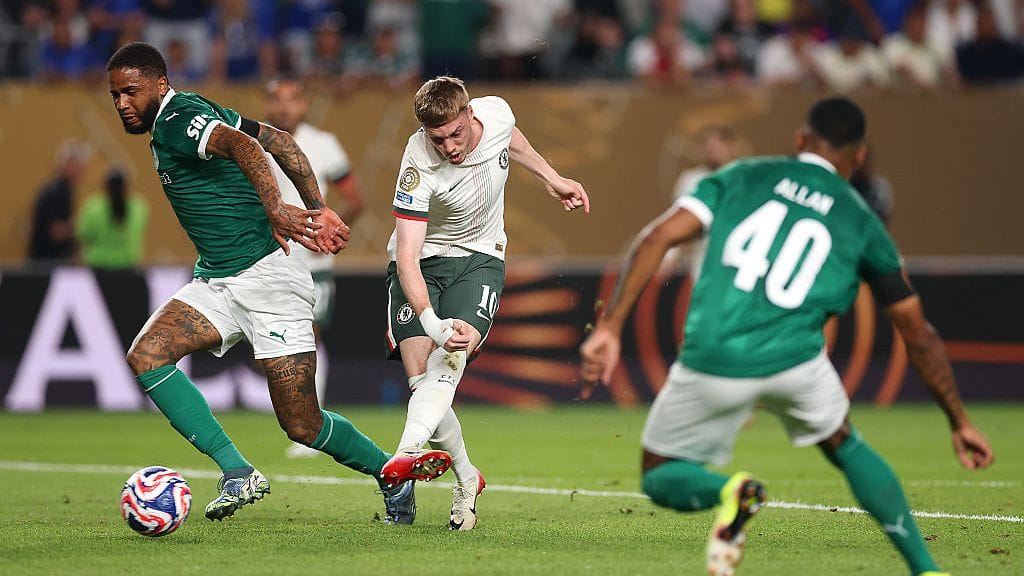 Cole Palmer (kesk.) iski Chelsean avausmaalin.