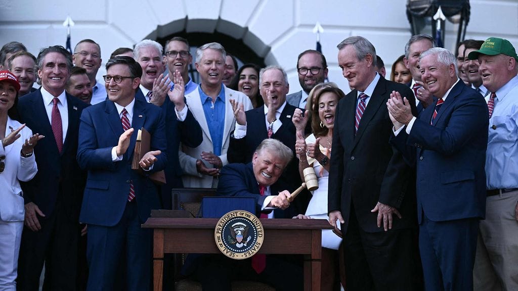 Trump löi nuijaa allekirjoitettuaan "ison kauniin lain" 4. heinäkuuta 2025.