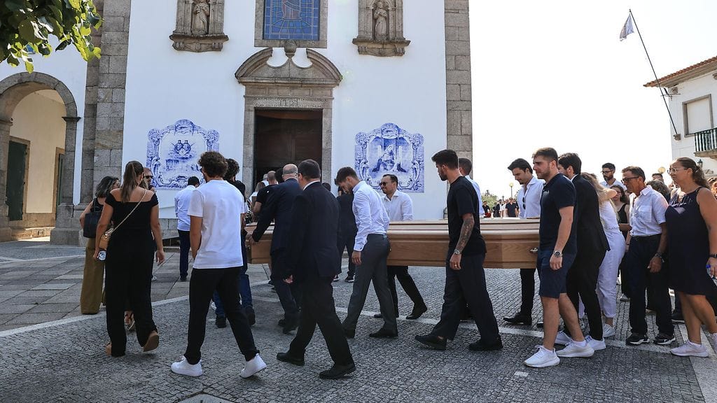 Monet jalkapallotähdet olivat kokoontuneet Diogo Jotan ja Andre Silvan hautajaisiin.