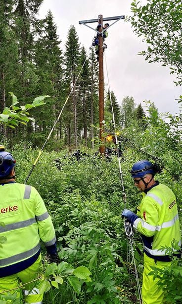 LK 5.7.2025 PKS Sähkönsiirron välittämässä kuvassa asentajat vaihtavat uutta sähköpylvästä rikkoutuneen tilalle Heinäveden Riihilahdessa 5. heinäkuuta 2025.