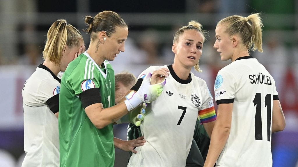 Giulia Gwinnin (kuvassa keskellä numero seitsemän) EM-turnaus jäi vajaan puoliajan mittaiseksi.