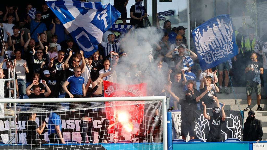 HJK-fanien soihdut palamassa aiemmin pelatussa Jaro-ottelussa.