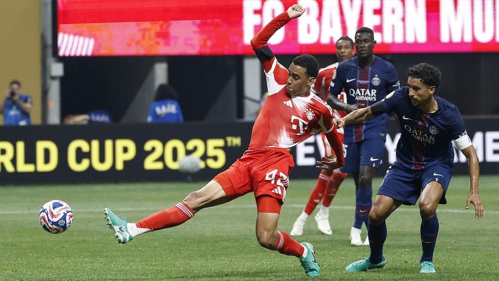 Bayern Münchenin Jamal Musiala (kuvan punapaita) loukkaantui karmivalla tavalla seurajoukkueiden MM-turnauksen ottelussa PSG:tä vastaan.