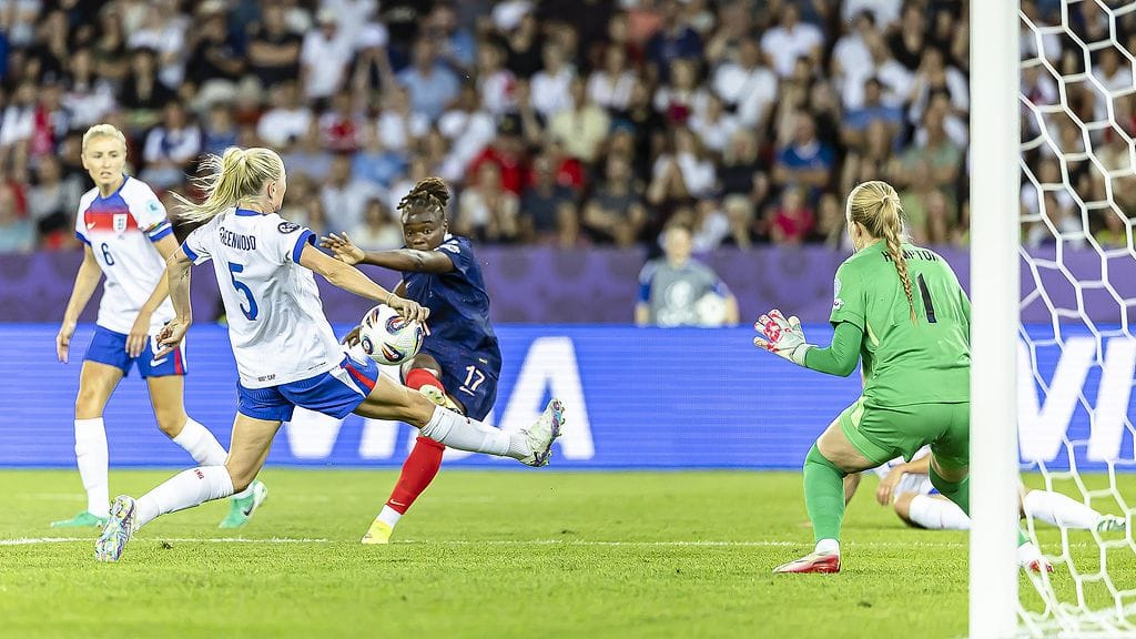 Sandy Baltimore (kesk.) teki Ranskan toisen maalin.