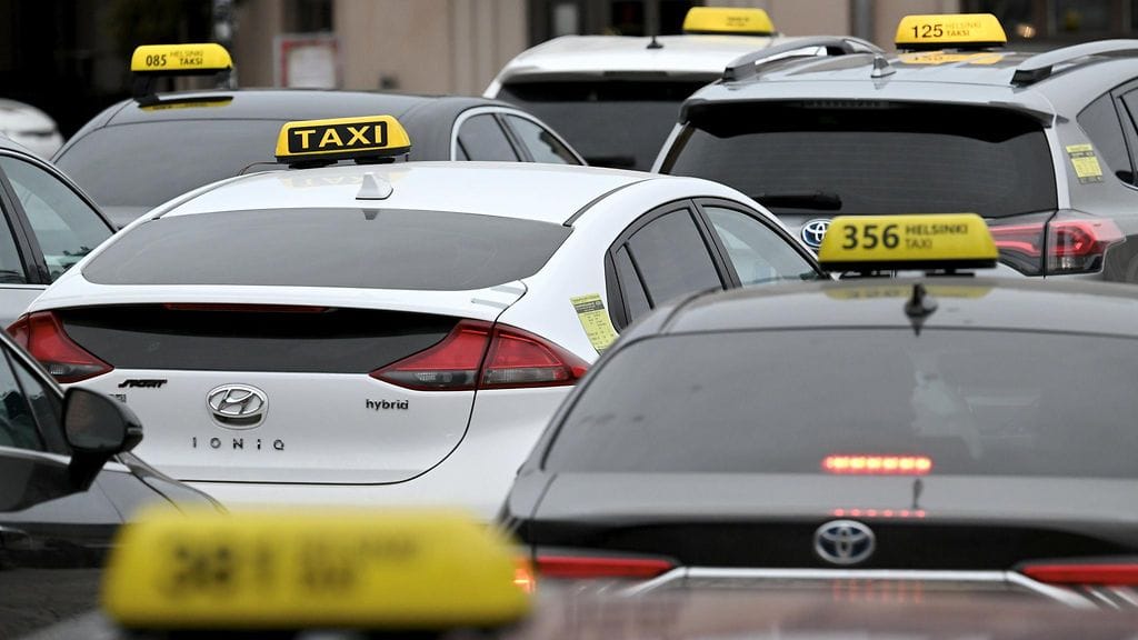 Taksamittarit ja värilliset rekisterikilvet ovat yksi keskustelunaihe taksilain uudistuksessa.