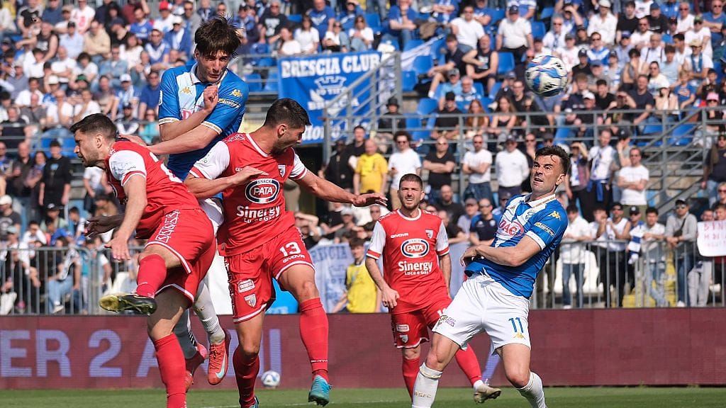 Sinipaitainen Brescia on rajussa syöksyssä. Kuvituskuva.