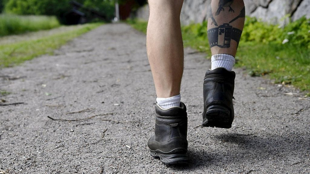 Pyhiinvaeltaja saapumassa päätepisteelleen Pyhän Laurin kirkolle Vantaalla 2. heinäkuuta. Tikkurilan seurakunnan pyhiinvaellusreitti kulkee Tikkurilan kirkolta pääkaupunkiseudun vanhimmalle rakennukselle.