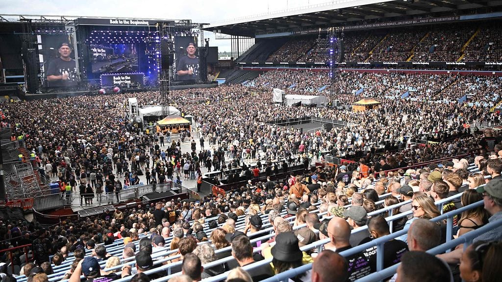 Kuvassa Villa Parkin yleisö katselemassa lämppäribändiä Black Sabbathin ”Back to The Beginning” -konsertissa. Kyseessä oli Ozzy Osbournen viimeinen keikka yhtyeen keulakuvana.