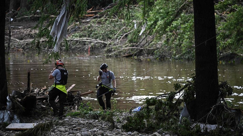 Etsintä- ja pelastustyöntekijöitä lähellä leirikeskusta 5. heinäkuuta.