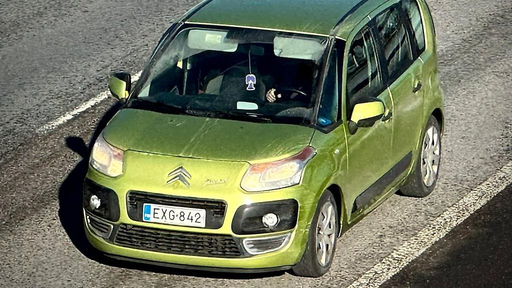 Havaintoja auton liikkeistä tämän päivän aikana ja tietoa sillä liikkeellä olleesta henkilöstä tai henkilöistä voi lähettää edelleen Itä-Suomen poliisille.