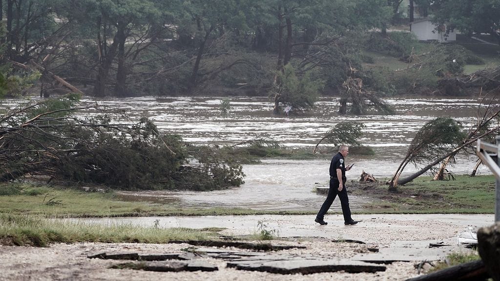 Etsintä- ja pelastuspartiot ovat työskennelleet kellon ympäri auttaakseen tulvan uhreja Texasissa.