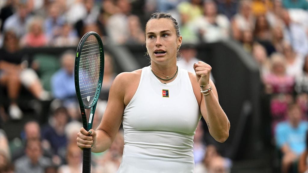 Aryna Sabalenka takoo kovaa jälkeä Wimbledonissa.