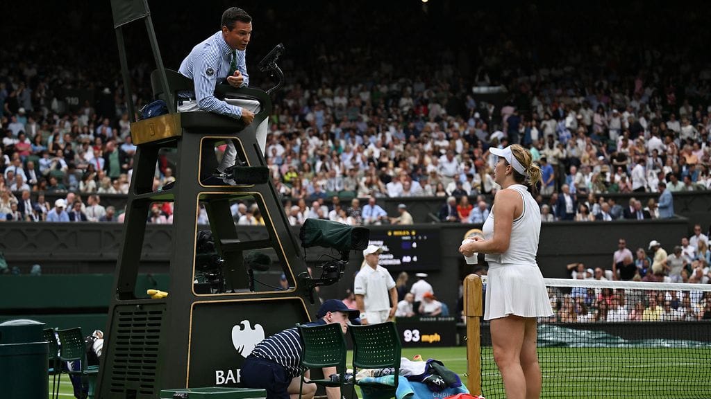 Anastasia Pavljutshenkova kävi tilanteesta tiukan keskustelun päätuomarin kanssa.