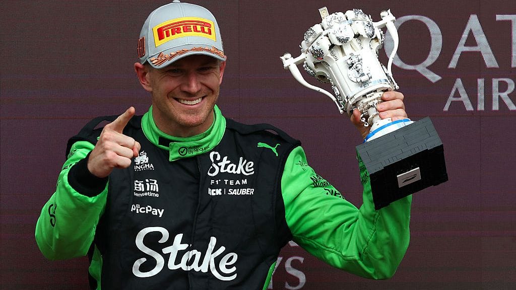 Nico Hülkenberg uniikin palkintonsa kanssa.