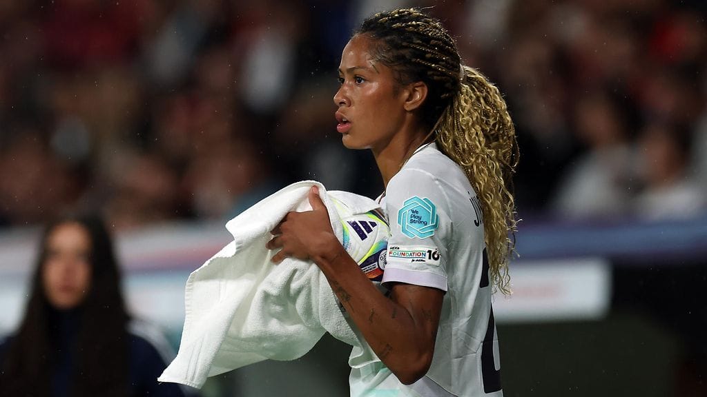 Sveindis Jane Jonsdottir toimet rajaheittotilanteissa ovat aiheuttaneet kritiikkiä EM-kisoissa.