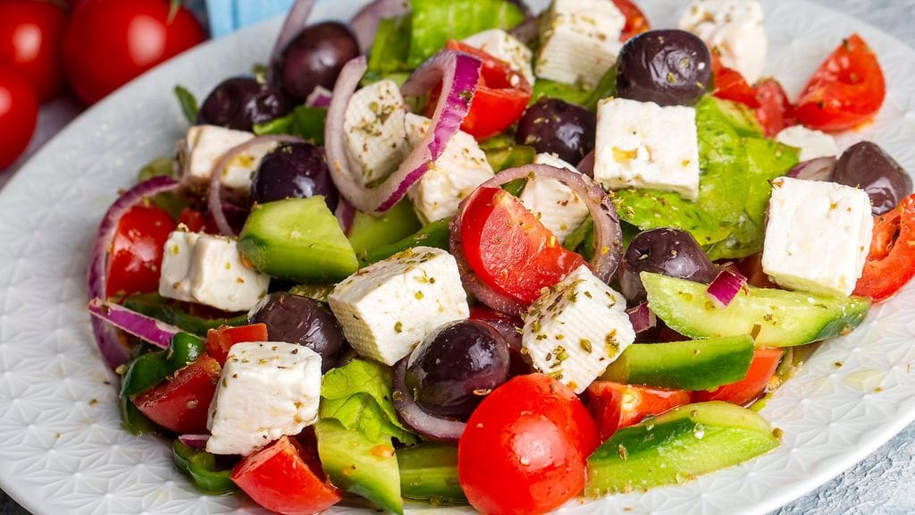 Laadukkaat raaka-aineet ovat hyvän kreikkalaisen salaatin salaisuus.
