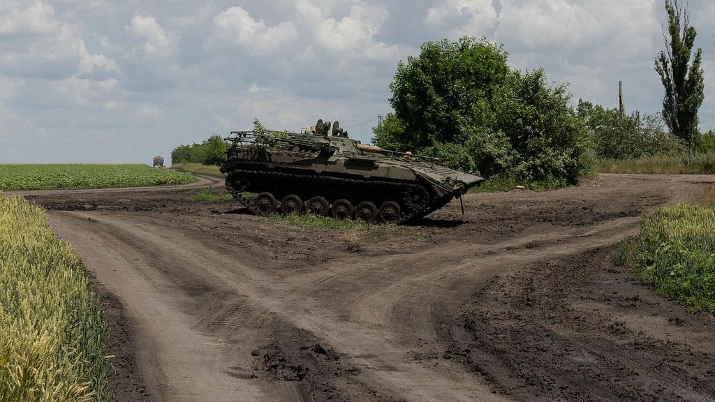 Kuvituskuva. Ukrainalaistankki tiellä Dnipropetrovskin alueella 17. kesäkuuta 2025.