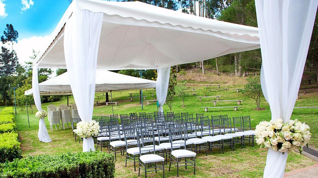 Katos tai teltta voi tulla ulkojuhlissa tarpeeseen, jos sadekuuro yllättää.