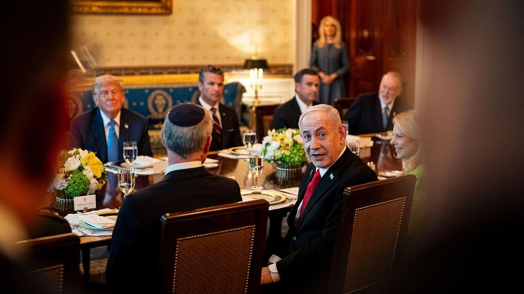 Benjamin Netanjahu ja Donald Trump illallistamassa Valkoisessa talossa 7. heinäkuuta 2025.