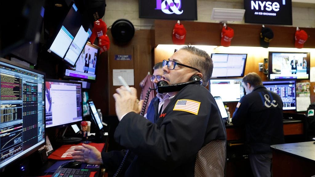 Trumpin tempoilevuus ruokkii epävarmuutta markkinoilla. Kuva Wall Streetiltä New Yorkin pörssistä 1. heinäkuuta 2025.