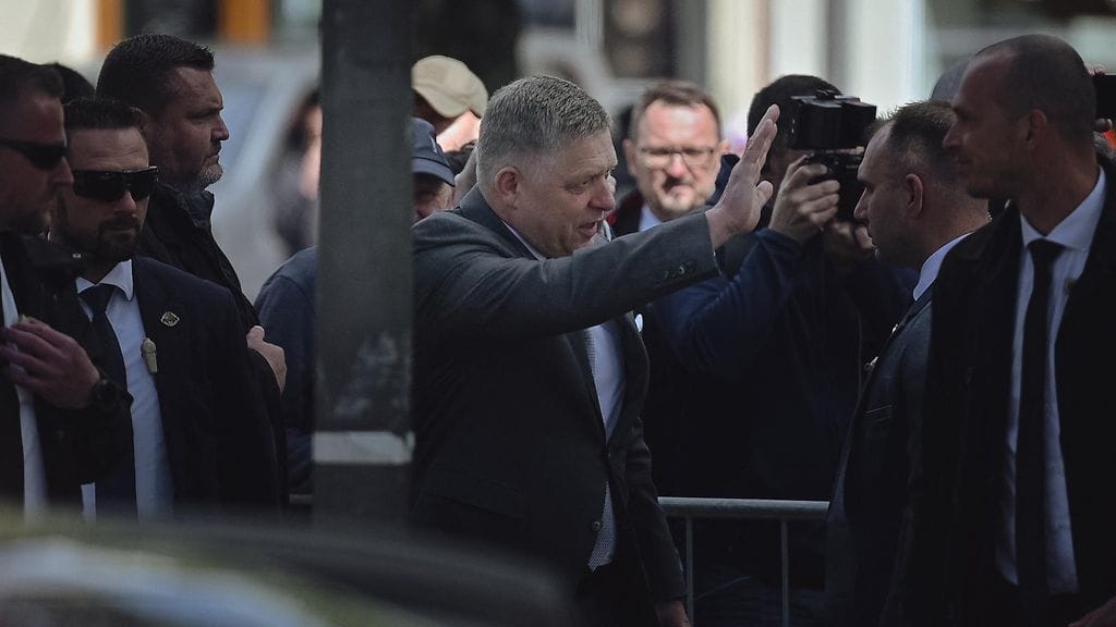 Kuvassa Slovakian pääministeri Robert Fico toukokuussa 2025, kun hän vieraili uudelleen paikalla, jossa tuli ammutuksi vuotta aiemmin.