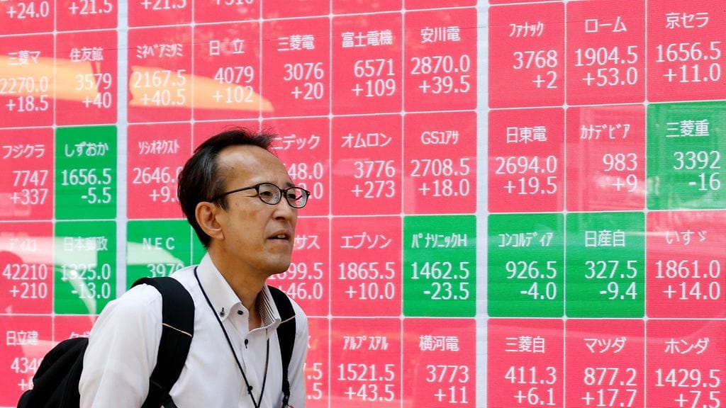 Ohikulkija käveli pörssi-indikaattoritaulun ohi Tokiossa Japanissa 8. heinäkuuta.