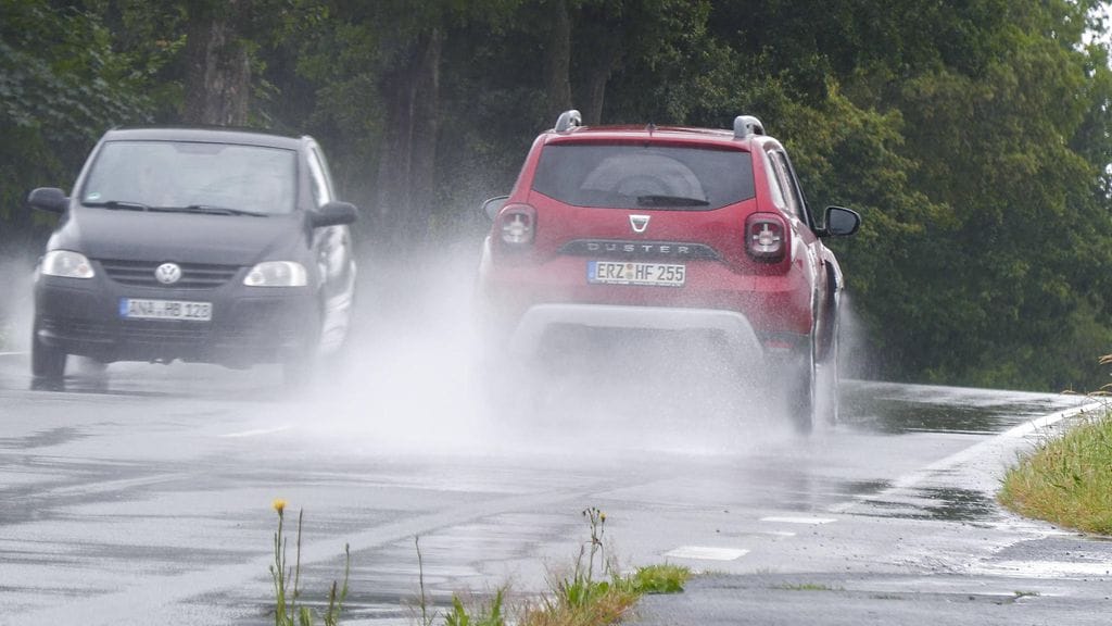 Kesäsade voi yllättää autoilijan. Kuvituskuva.