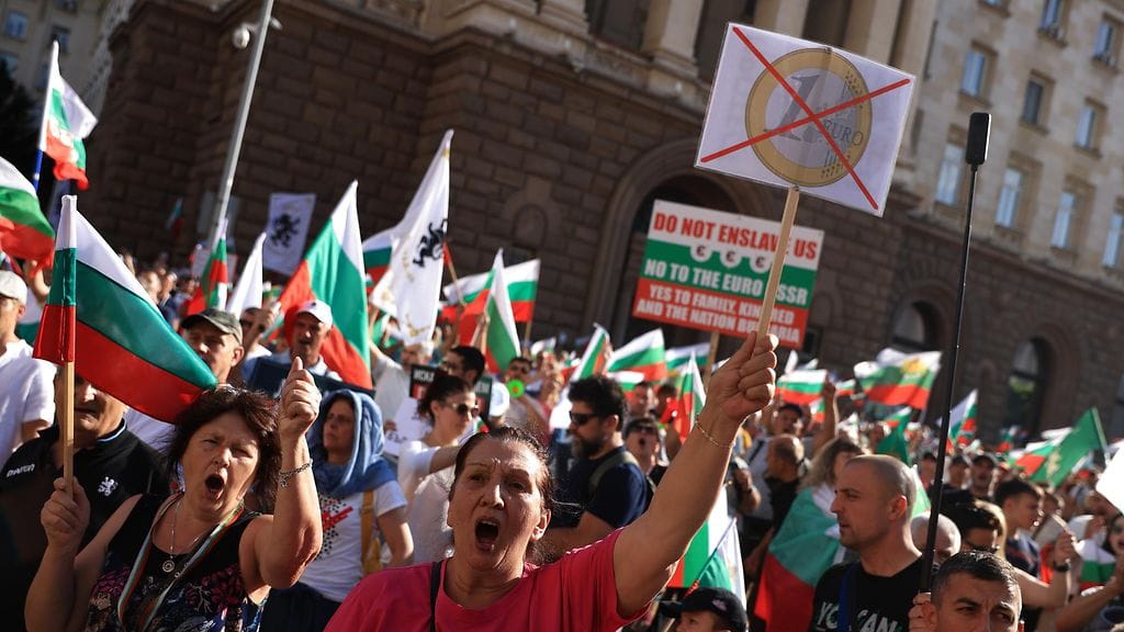 Mielenosoittajat vastustivat euron käyttöönottoa Sofiassa, Bulgariassa kesäkuussa.