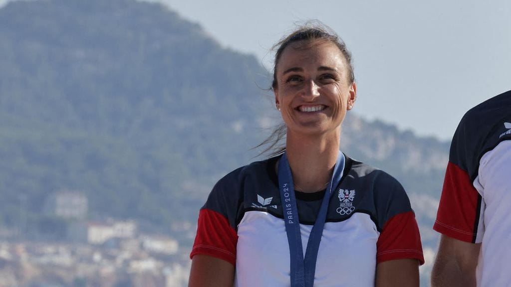 Purjehtija Lara Vadlau, 31, voitti 470-luokan olympiakultaa Pariisissa vuonna 2024.