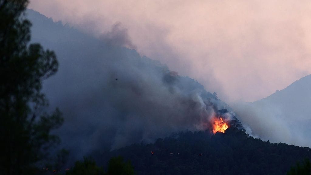 Laajamittainen tulipalo Paulsin kylässä, lähellä Parc Natural dels Portsia Espanjassa.