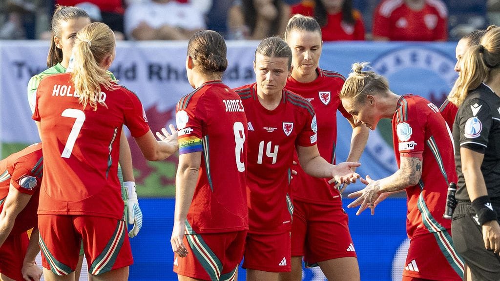 Walesia kuljettanut bussi joutui liikennekolariin Sveitsissä.