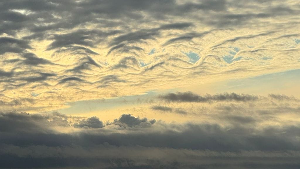 Susanna Sillanpää näki tiistaina Puumalassa erikoisen pilven, joka aaltoili taivaalla.