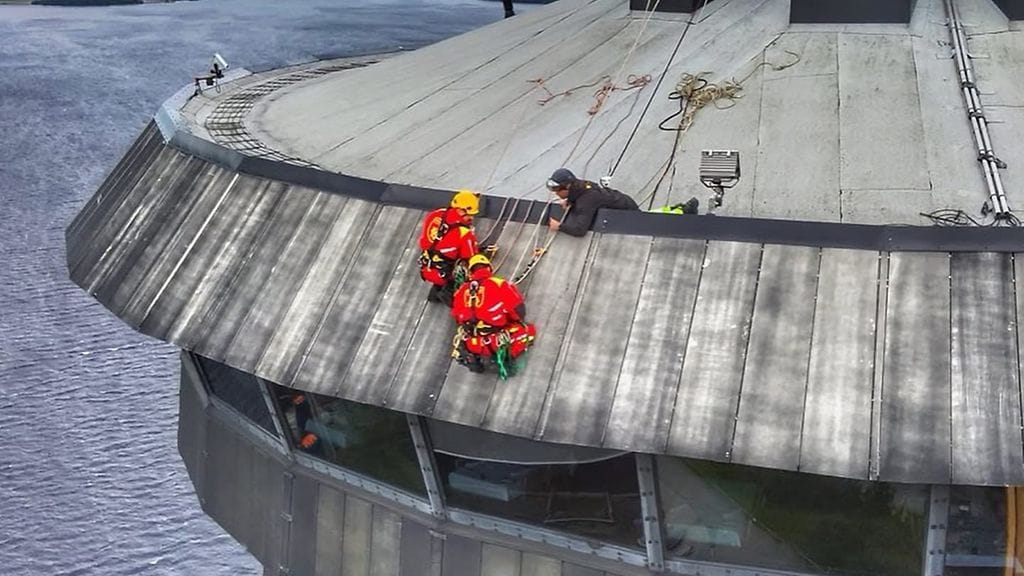 Kiinnitystehtävän suoritti köysien varassa kaksi pelastuslaitoksen erikoistunutta työntekijää.