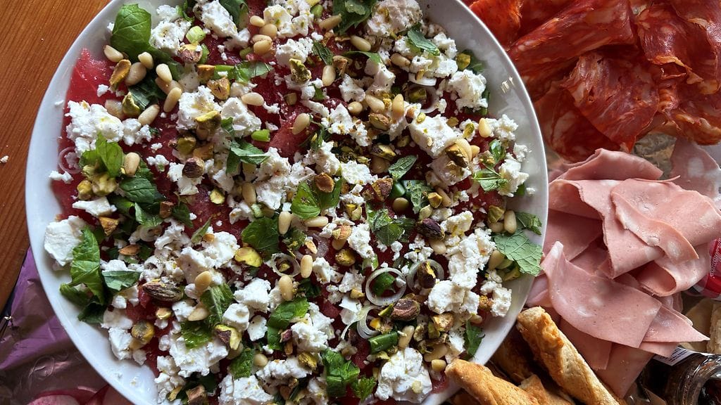 Vesimelonista voi höylätä viipaleita juustohöylällä! Testaa vesimelonicarpaccio.