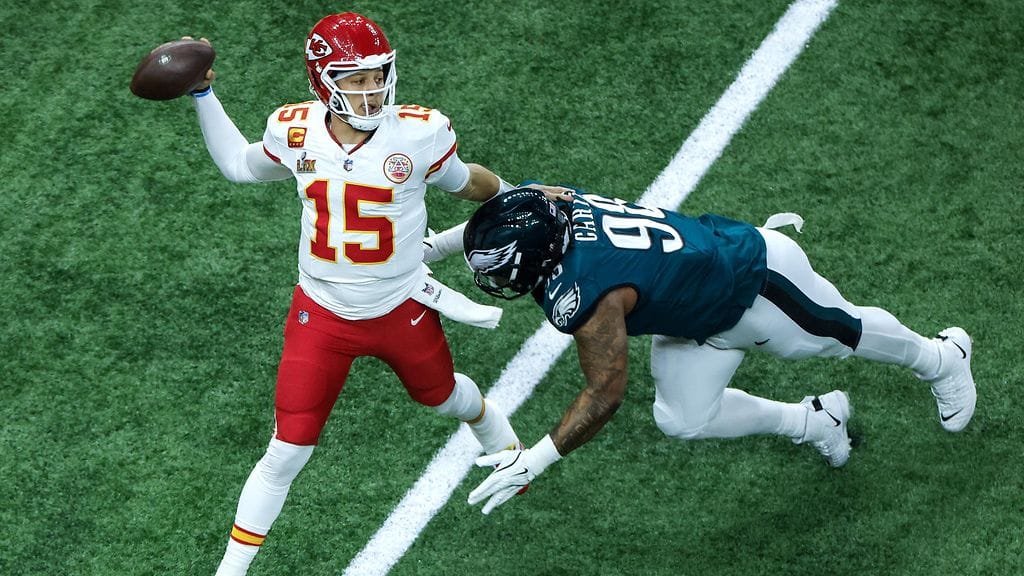 Patrick Mahomes (vas.) on Kansas City Chiefsin pelinrakentaja.