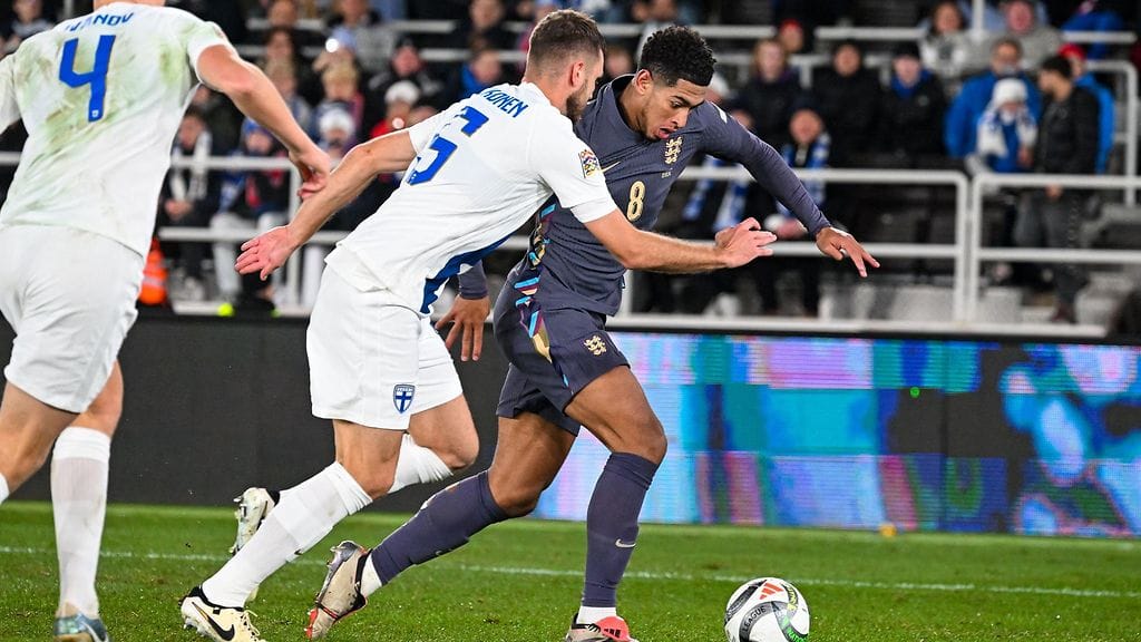 Arttu Hoskonen (kesk.) teki maalin Englantia vastaan lokakuussa 2024 ja saattaa nyt jatkaa uraansa siellä.