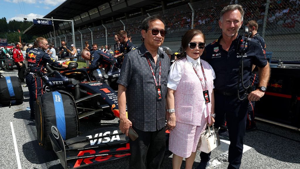 Chalerm Yoovidhya (vas.) vieraili F1-kisassa Itävallassa. Red Bullin thaimaalaisomistaja ei mediatietojen mukaan pitänyt näkemästään. Tallipomo Christian Horner (oik.) sai potkut reilu viikko kisan jälkeen.