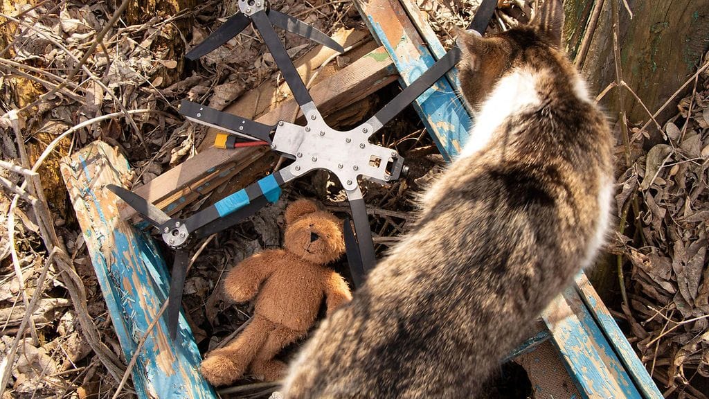 Kuvassa venäläinen drone hylätyn talon raunioilla lapsen nallen ja kissan vieressä Ukrainassa.