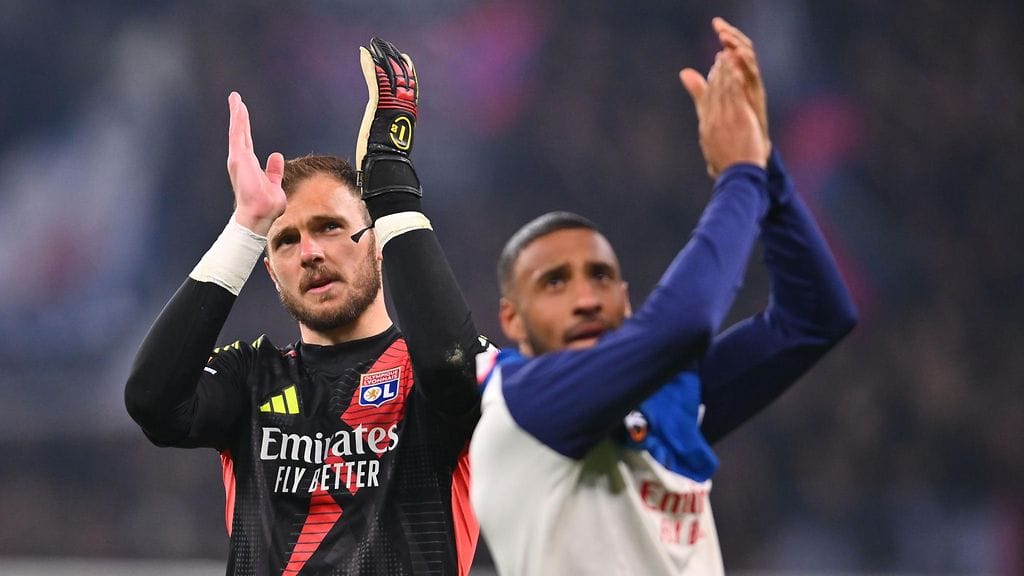 Lyon sai ilouutisia. Kuvassa Lucas Perri ja Corentin Tolisso maaliskuussa.