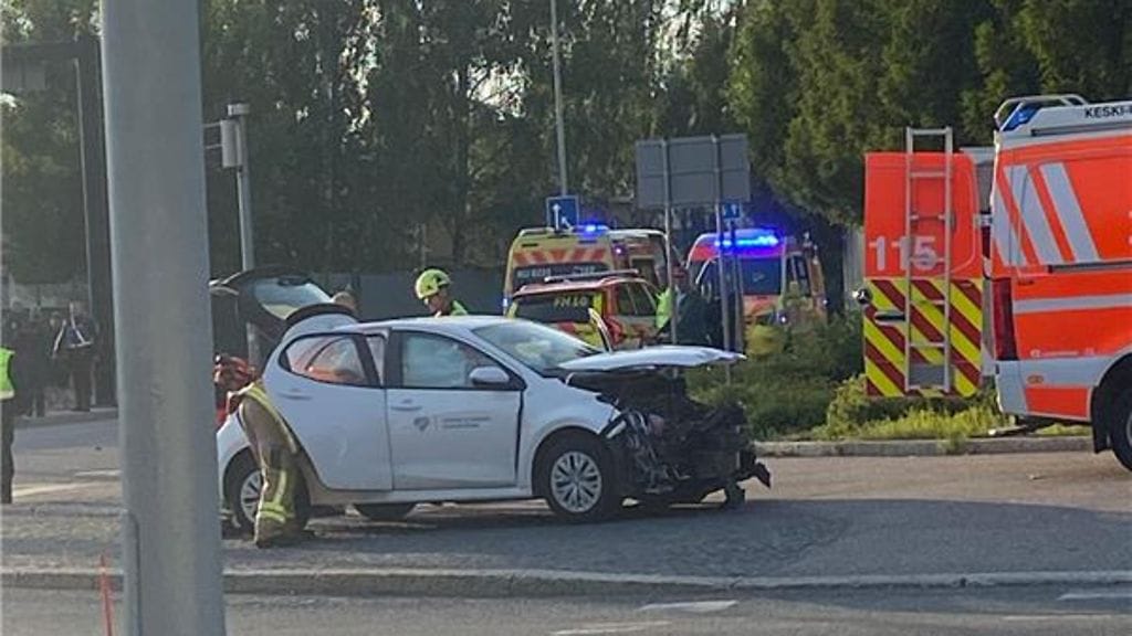 Läntisen Valkoisenlähteentien ja Talvikkitien risteyksessä Vantaalla tapahtui keskiviikkoiltana liikenneonnettomuus.