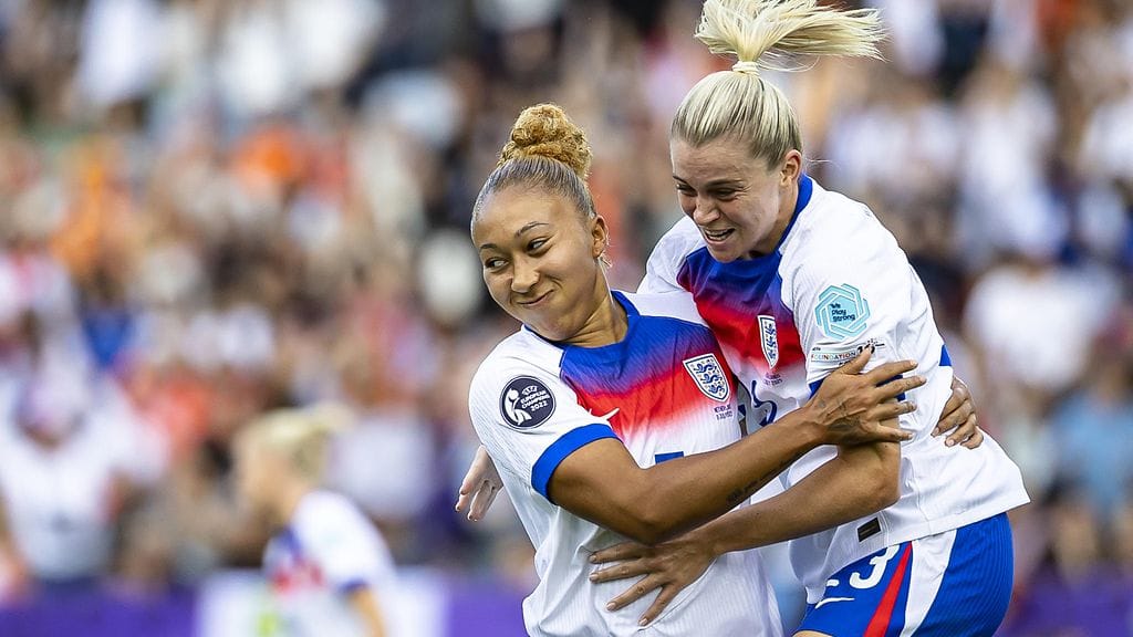 Englannin Lauren James (vas.) juhli avausmaaliaan Hollantia vastaan Alessia Russon kanssa.