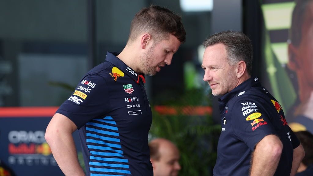 Red Bull on vapauttanut myös Paul Smithin (vas.) tehtävistään.