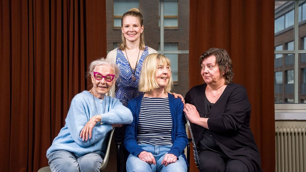 tera-cc-88sleidit-kuin-viimeista-paivaa-director-main-cast.-ohjaaja-pamela-tola-seka-cc-88-na-cc-88yttelija-cc-88t-seela-sella-leena-uotila-ja-sanna-kaisa-palo.-kuva-sami-siilin-c-helsinki-filmi-2025.