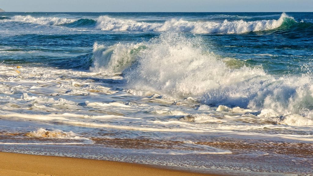 Rannalta kadonnut australialaissurffaaja löydettiin kuin ihmeen kaupalla autiolta saarelta. Kuvituskuva.